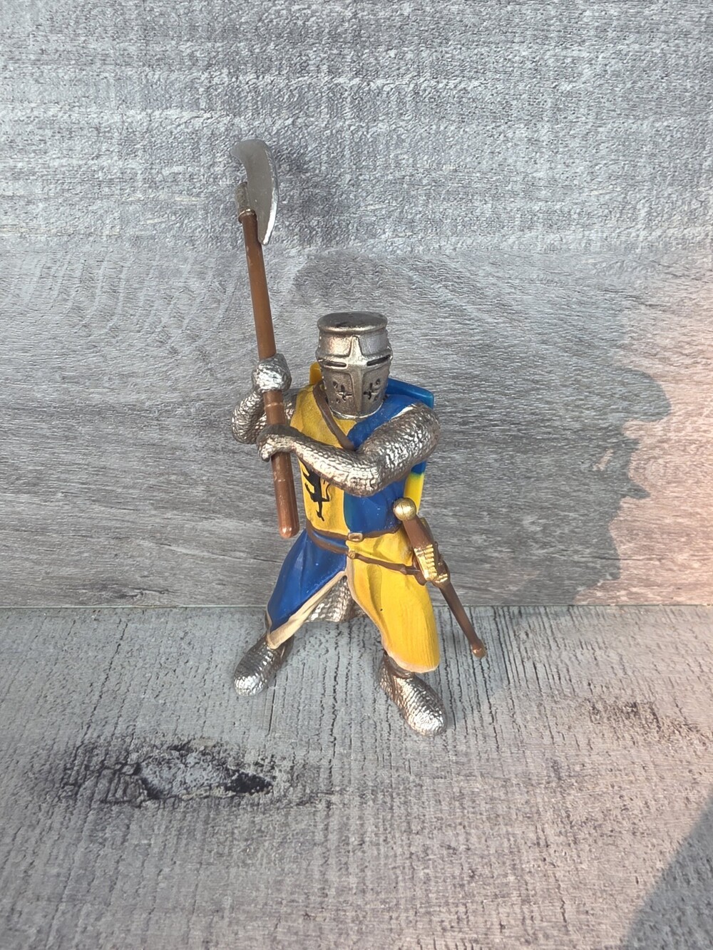 1:20 Scale Schleich Medieval Era Dismounted Armored Knight Axe Figure Blue g78e